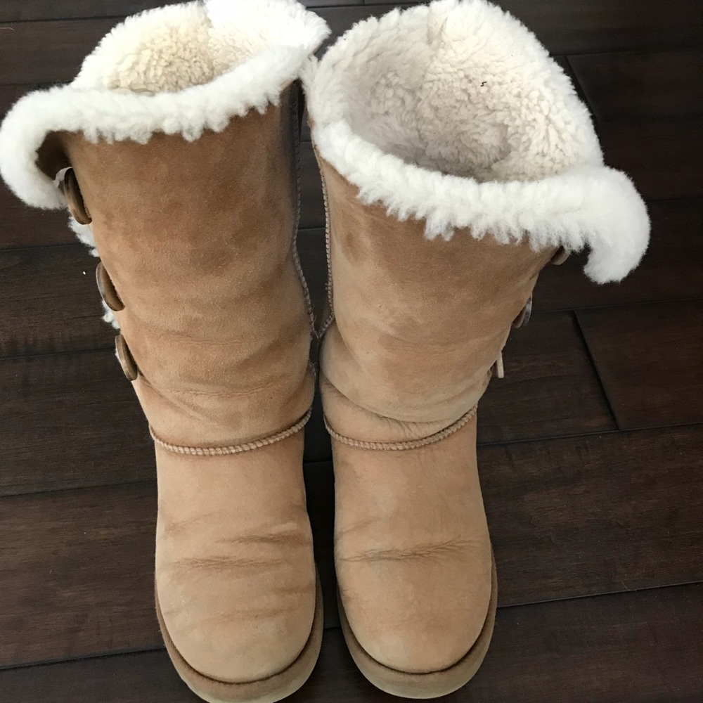 Uggs triple button size 8.